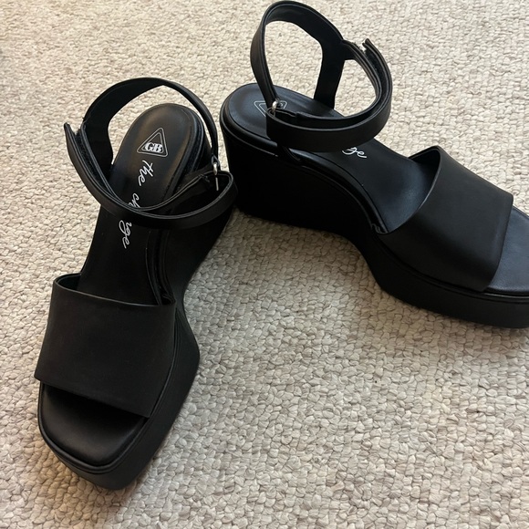 Size 9– Black Gianni Bini Platform Wedge heels - Picture 4 of 6